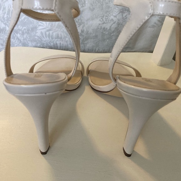 NINE WEST ANISTON IVORY SANDALS - Size 10 - Picture 9 of 12